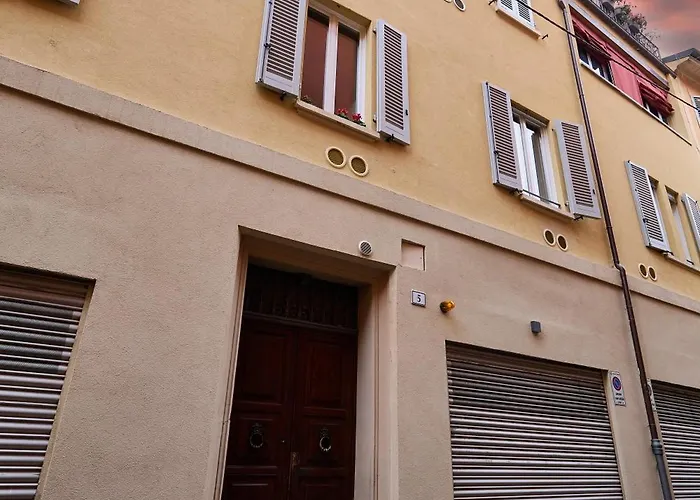 La Torre Lunga -smart Working- 150 M Dalle-from Due Torri-two Towers * Болонья